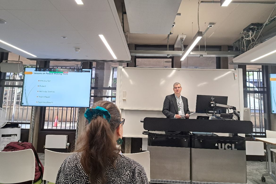 Csaplár-Degovics Krisztián előadása Londonban, 2025. július 25-én