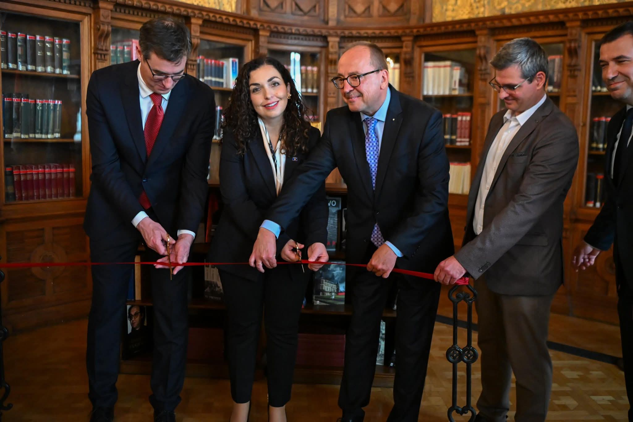 Koszovó köztársasági elnöke, Vjosa Osmani-Sadriu, Budapest főpolgármestere, Karácsony Gergely, a Fővárosi Szabó Ervin Könyvtár főigazgatója, Kovácsné Koreny Ágnes, Csaplár-Degovics Krisztián és az Országgyűlés külügyi bizottságának elnöke, Németh Zsolt egy piros szalag átvágásával felavatja a könyvsarkot.