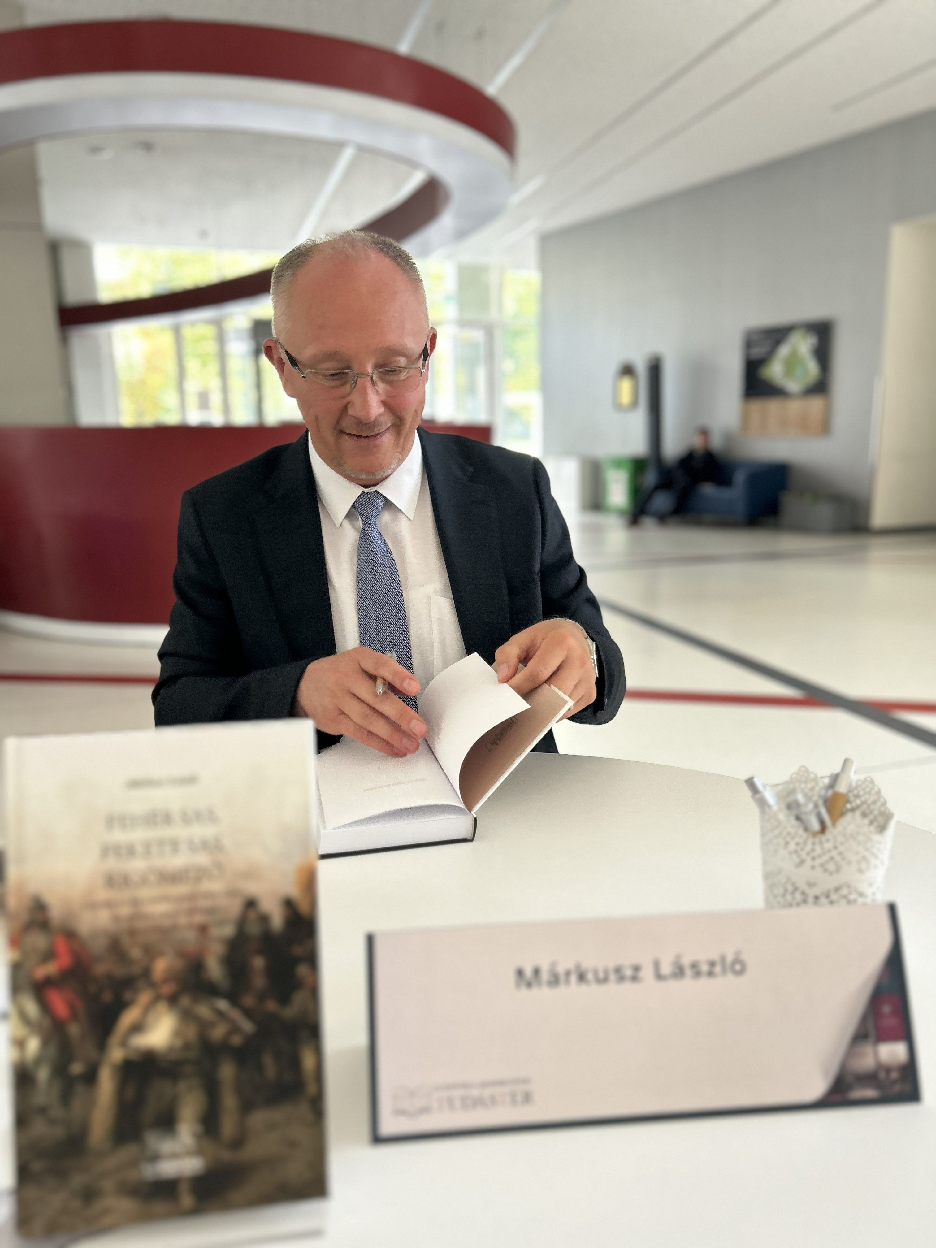 Megjelent Márkusz László új könyve „Fehér sas, fekete sas, Rigómező” (A szerb és az albán nacionalizmus küzdelme Koszovóért a keleti válságtól napjainkig) címmel, a Ludovika Egyetemi Könyvkiadó gondozásában 2026 szeptemberében. 